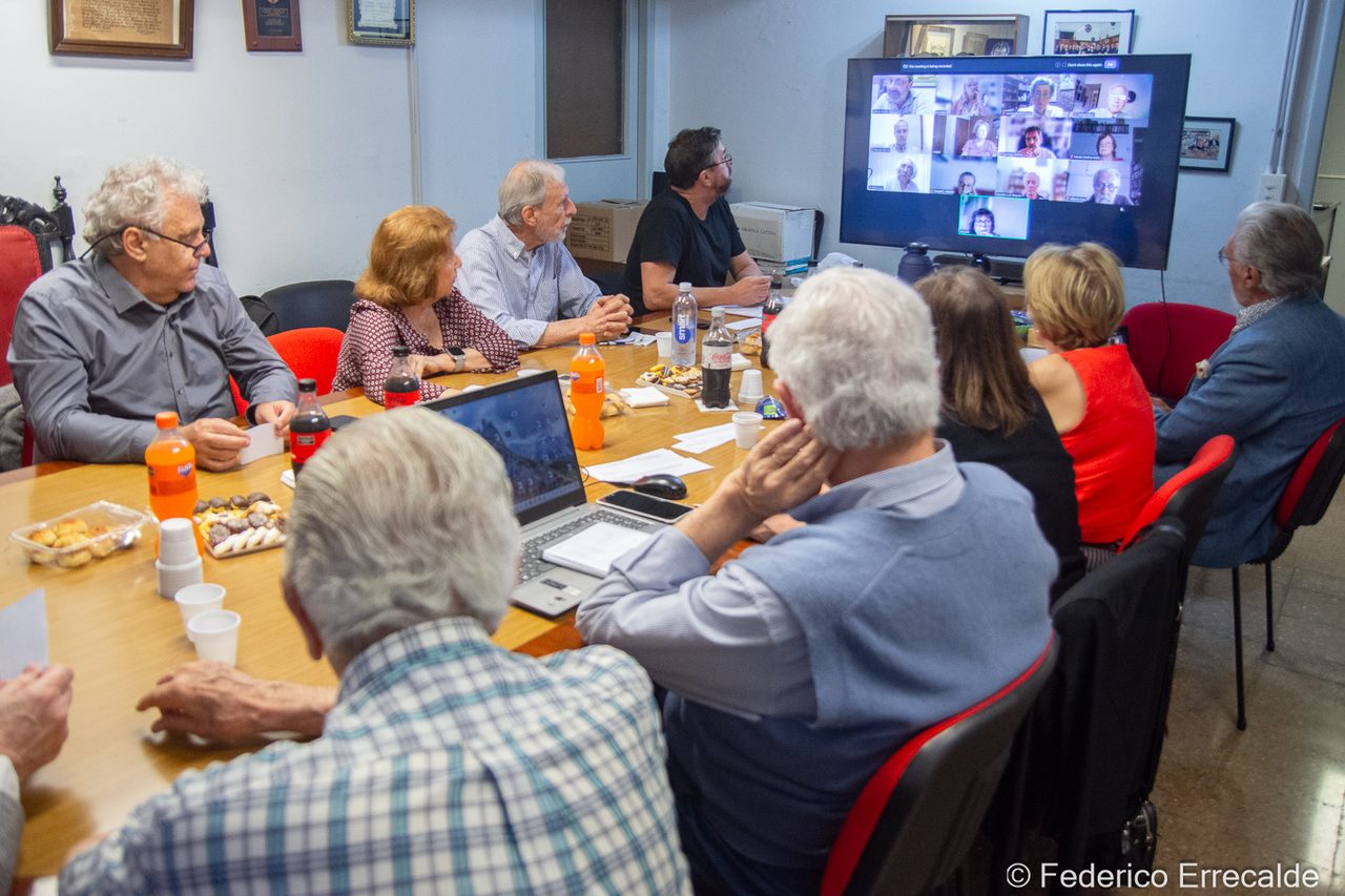 Reunión híbrida y asamblea institucional con participantes remotos en Zoom