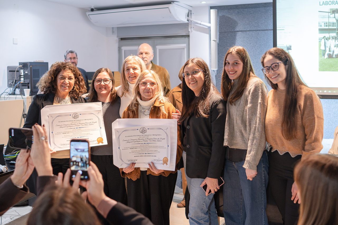 Fotografía institucional y entrega de diplomas en academia científica - Estudio RK