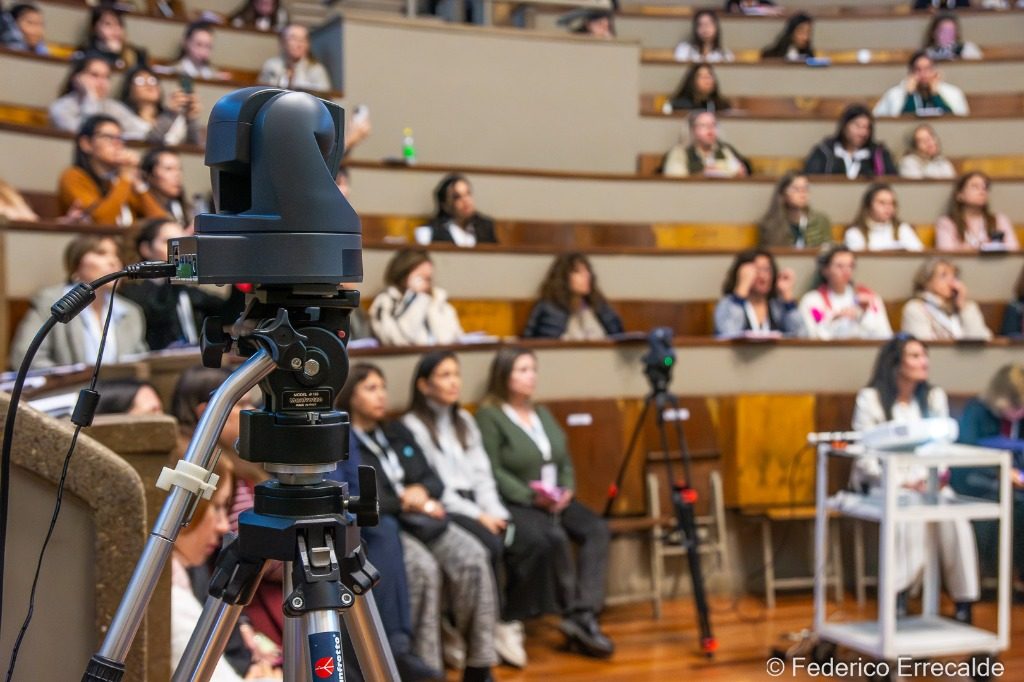 Cámara PTZ robótica instalada para streaming de congreso universitario